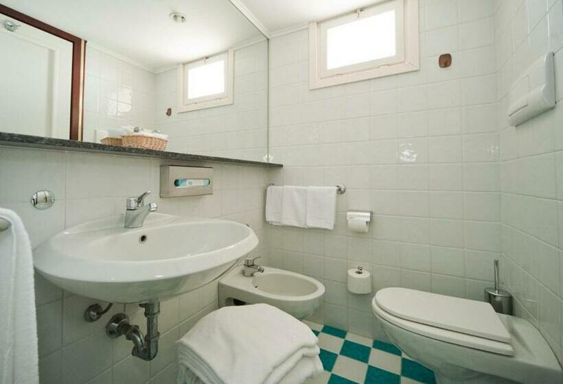 Quarto Triplo Standart Vista Mar Lateral, Beny