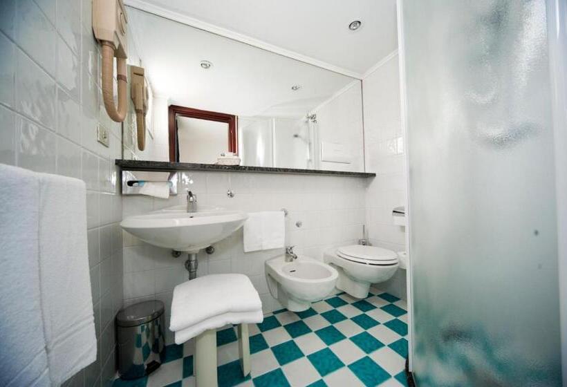 Quarto Estandar Vista Mar Lateral, Beny