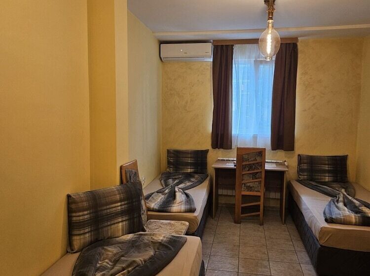 Economy Triple Room, Jeweller