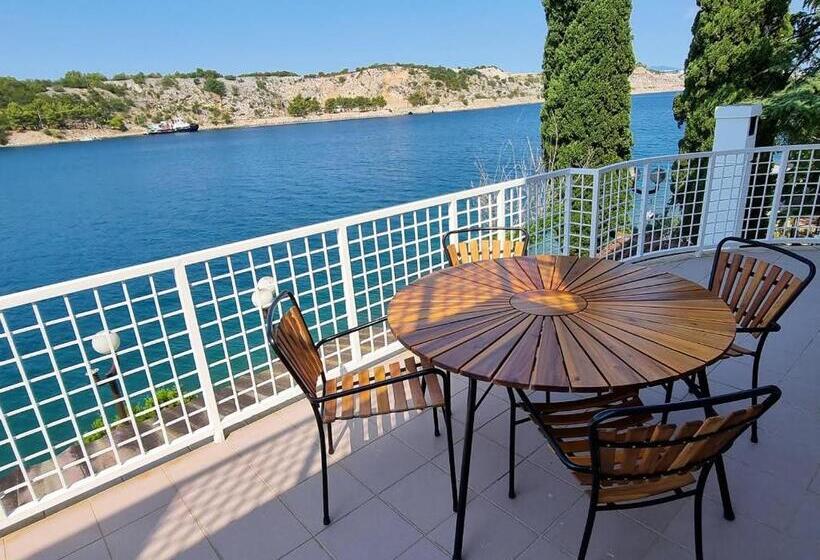 اتاق لوکس با بالکن و چشم‌انداز دریا, Villa Riva