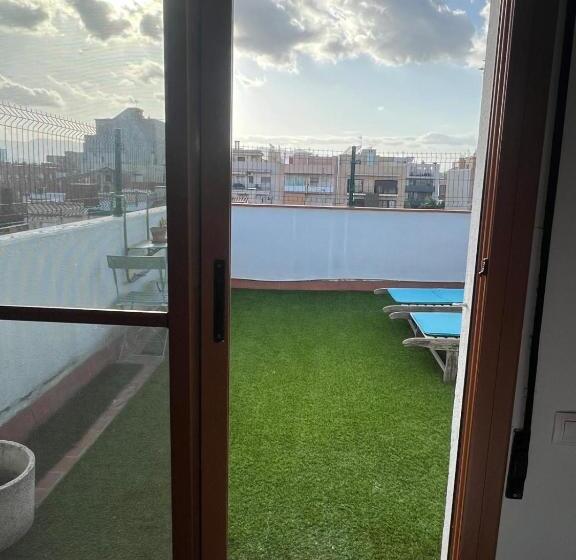 اتاق لوکس با بالکن, Private Double Room In A Shared Penthouse With Patios
