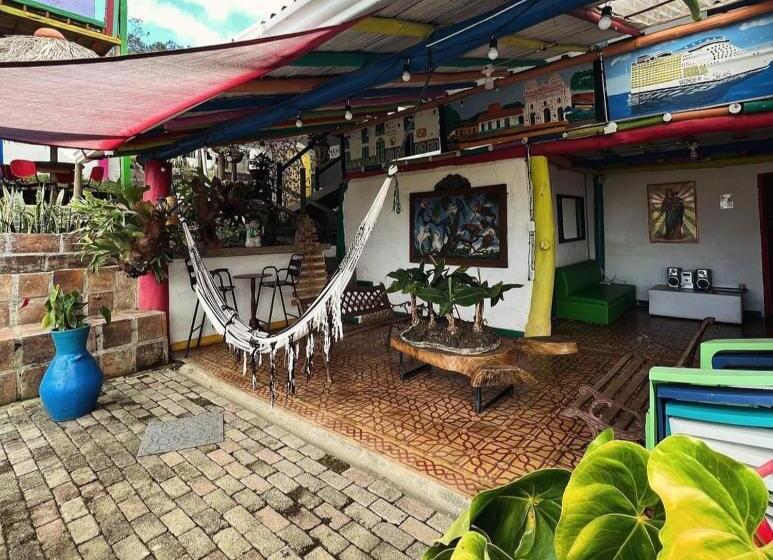 Standart Oda, Colors Fantasy Guatape Backpackers And Travellers