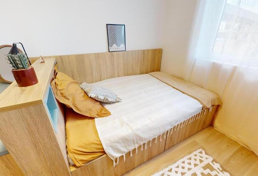 Студия Стандарт, Sweetly Versailles St Cyr L école