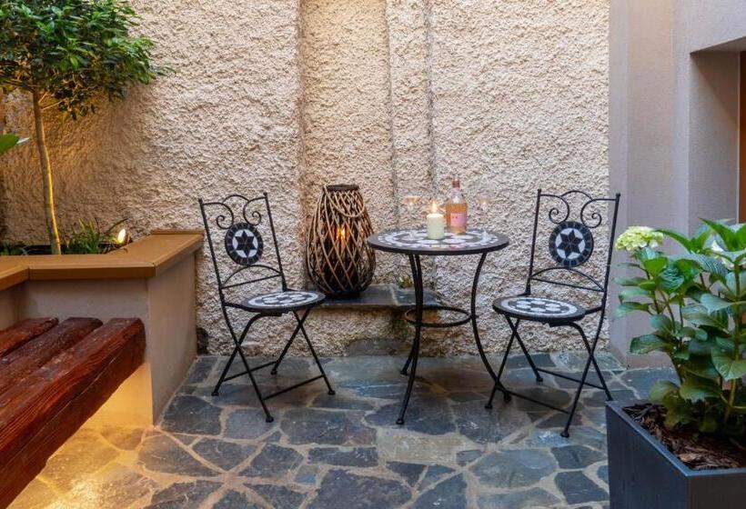 آپارتمان 1 خوابه با تراس, White Wolf Boutique Apartments