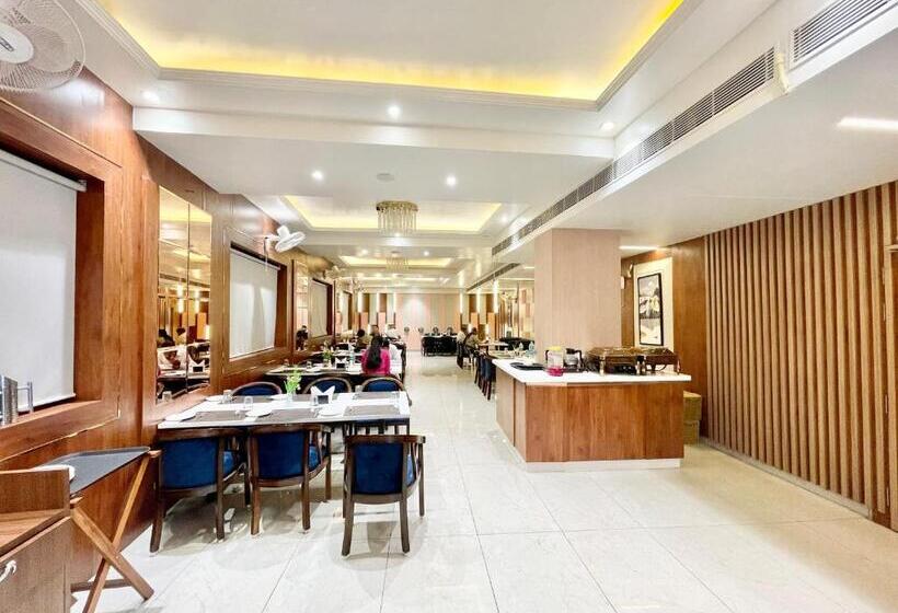 Номер Deluxe, Vedangam Inn ! Varanasi   Forɘigner S Choice ! Fully Air Conditioned Hotel With Parking Availability