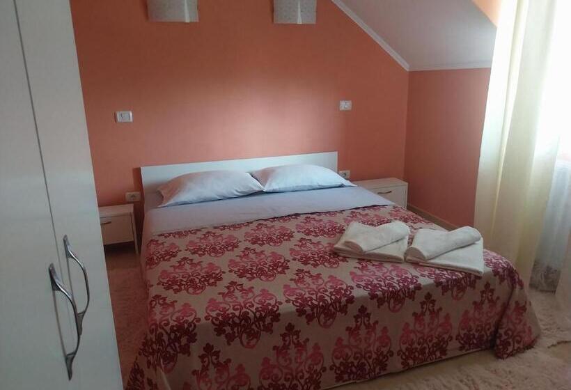 اتاق استاندارد با سرویس بهداشتی مشترک, Serena House