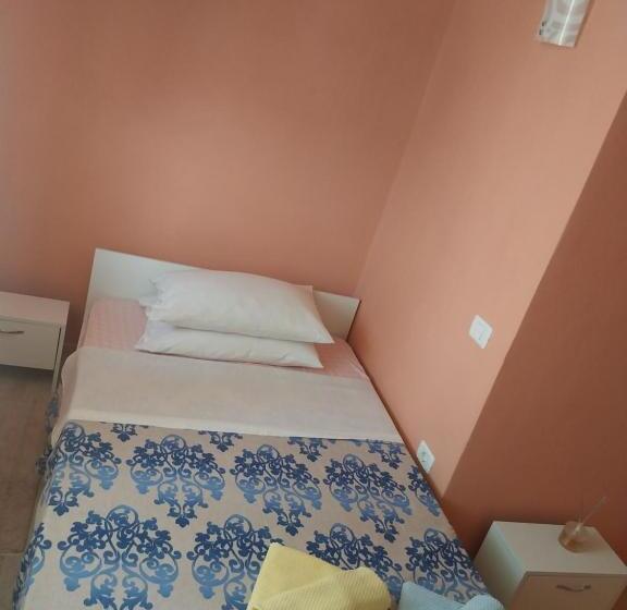 اتاق استاندارد یک تخته با سرویس بهداشتی مشترک, Serena House