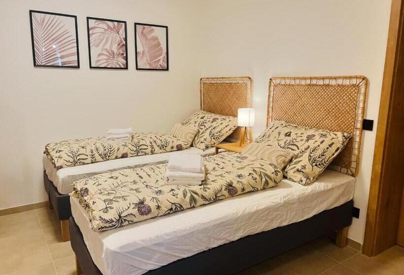 Семейный Номер, Apartmány V Zahradě