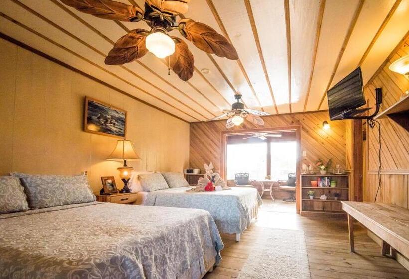 اتاق لوکس با بالکن و چشم‌انداز دریا, Utila Lodge