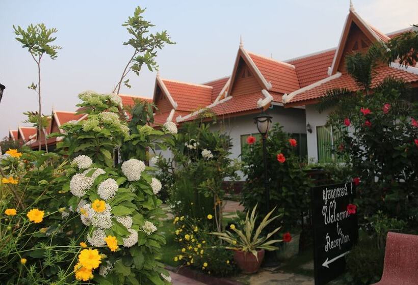 سوئیت اجرایی با چشم‌انداز باغ, Ravorn Villa Boutique