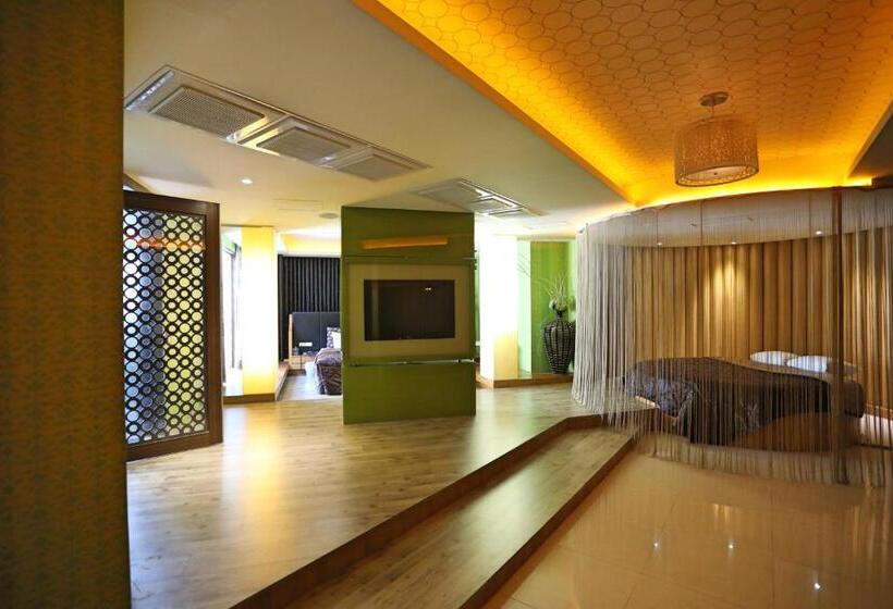 اتاق پریمیوم چهارنفره, Zhen 13 Villa Motel