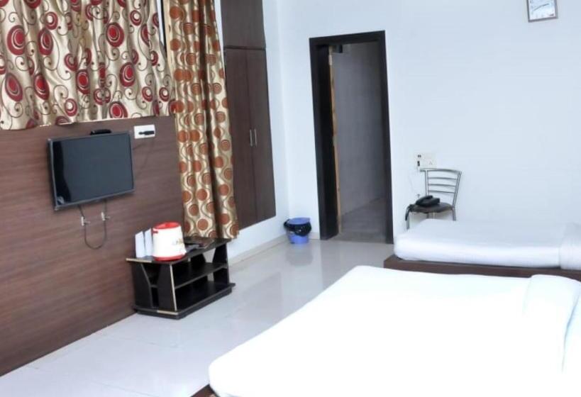 Трехместный Номер Базовый, Radhe Palace Morbi