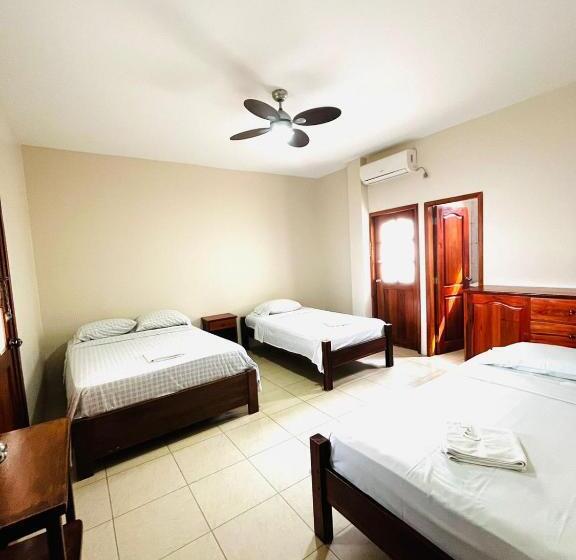 Четырехместный Номер Стандарт, Hostal Luxuria Place