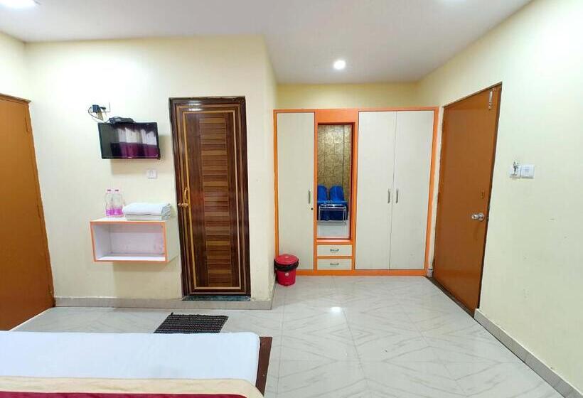 اتاق استاندارد با تخت بزرگ, Goroomgo Hotel Coral Suites Puri   Swimming Pool With Fully Air Conditioned And Spacious Room   Near