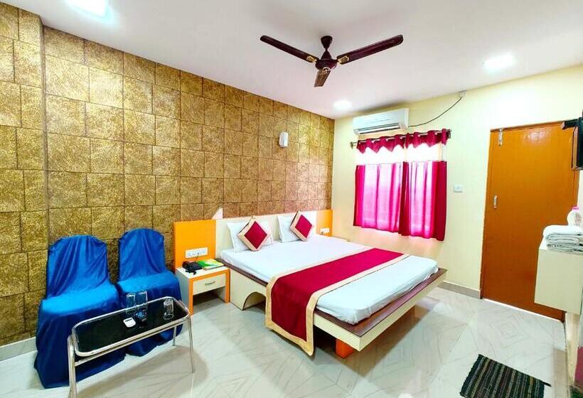 اتاق لوکس با تخت بزرگ, Goroomgo Hotel Coral Suites Puri   Swimming Pool With Fully Air Conditioned And Spacious Room   Near