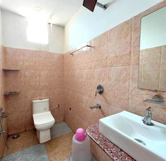 اتاق سوپریور چهار تخته, Goroomgo Hotel Coral Suites Puri   Swimming Pool With Fully Air Conditioned And Spacious Room   Near