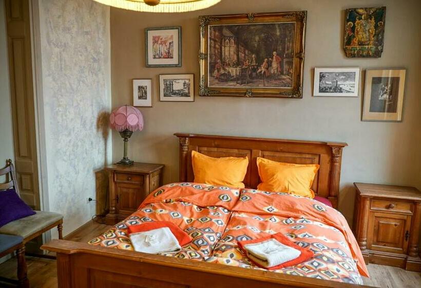 اتاق خانوادگی با سرویس بهداشتی مشترک, Rooster Hostel