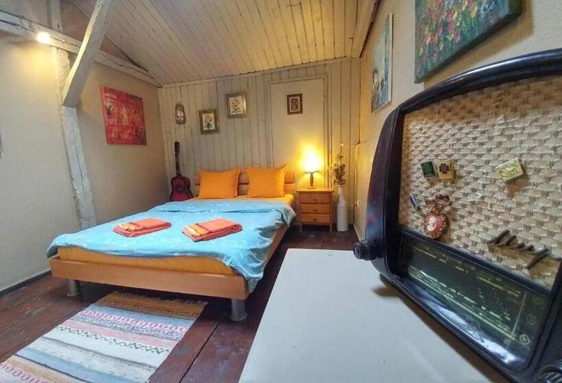 اتاق استاندارد با سرویس بهداشتی مشترک, Rooster Hostel