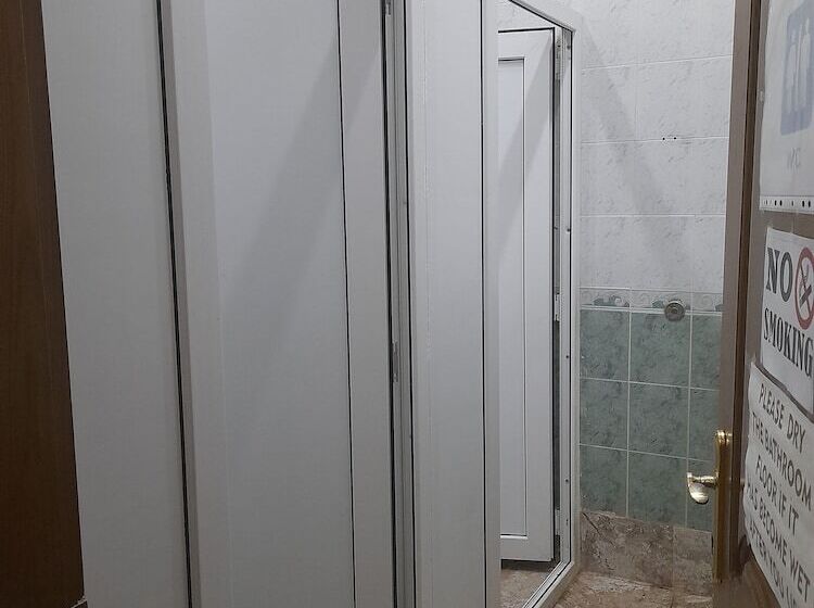 تختخواب در اتاق مشترک, White City Hostel