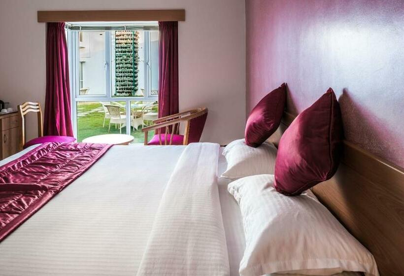 Номер Deluxe Вид на Сад, Fiestaa Resort N Events Venue