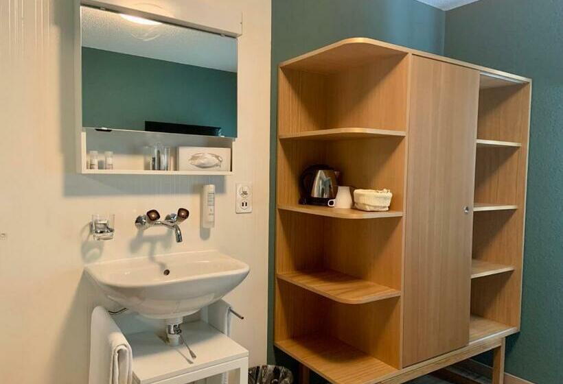 חדר סטנדרד יחיד חדר אמבטיה משותף, 5th Floor Basic Rooms  Shared Bathrooms