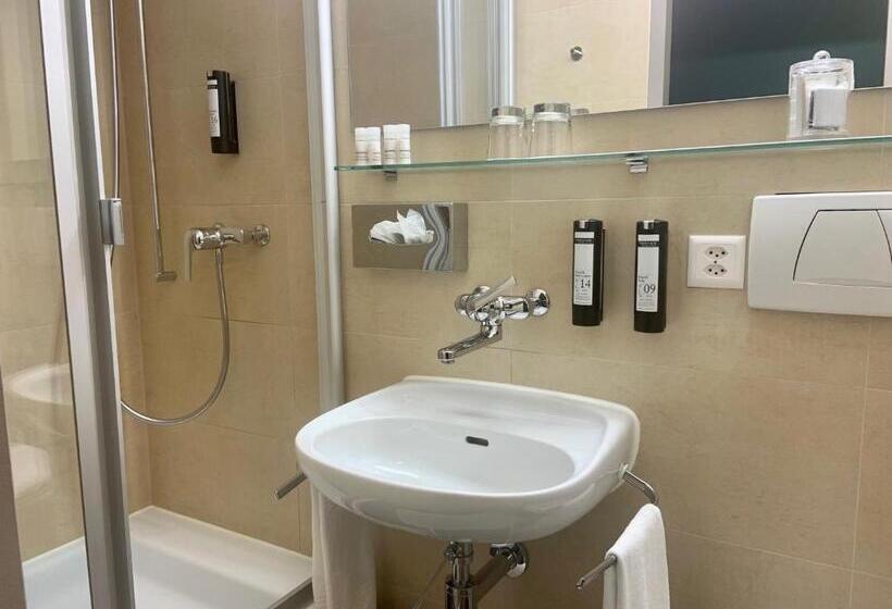 חדר סטנדרט, 5th Floor Basic Rooms  Shared Bathrooms