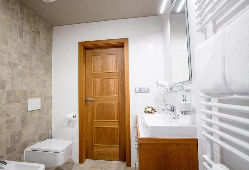 Номер Deluxe, Pod Věží