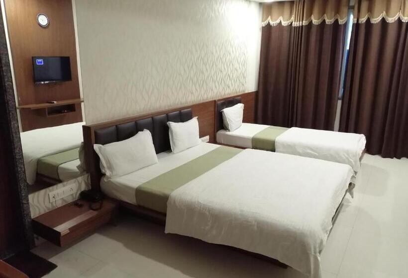 标准三人间, The Pacific Hotel, Vadodara