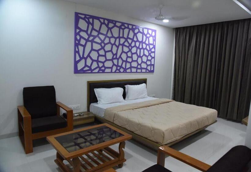 家庭间, The Pacific Hotel, Vadodara