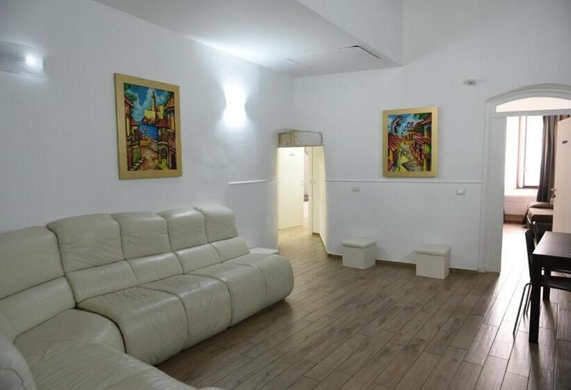 اتاق استاندارد سه نفره, Sisters Residence
