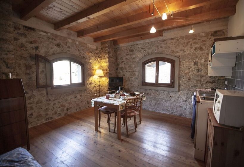 Escritório Estándar, Prà De La Fam B&b