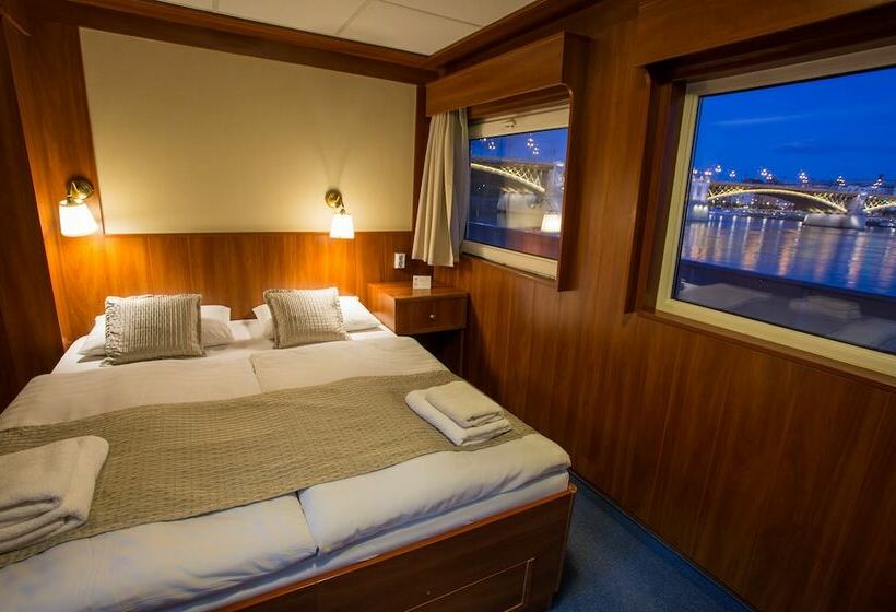 Хижина, Grand Jules  Boat