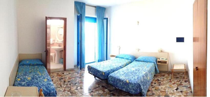 Quarto Triplo Estandar com Sacada, Playa E Mare Nostrum