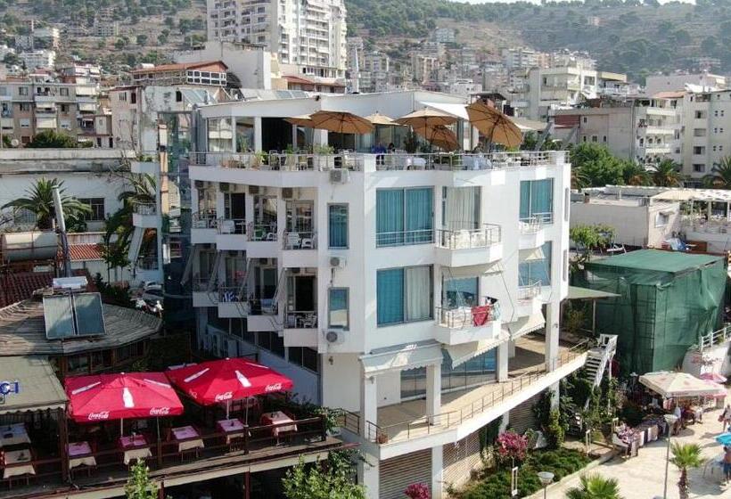 اتاق استاندارد با بالکن و چشم‌انداز دریا, Royal Saranda