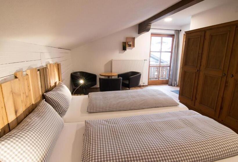 Трехместный Номер Стандарт с Балконом, Mellow Mountain Hostel