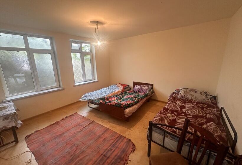اتاق اکونومی, Sovet Hostel