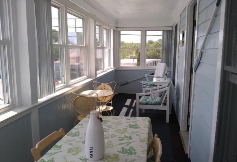 Апартаменты 2 Спальни, Moontide Motel Cabins & Apartments