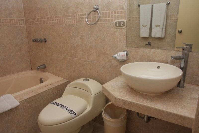 اتاق لوکس با چشم‌انداز دریا, Sala Tuyhoa Beach