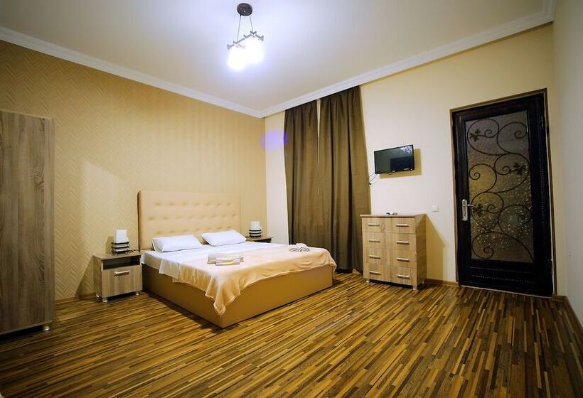 اتاق استاندارد سه تخته با چشم‌انداز استخر, Oasis Villa