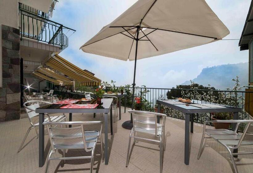 Quarto Estandar com Terraço, Albachiara