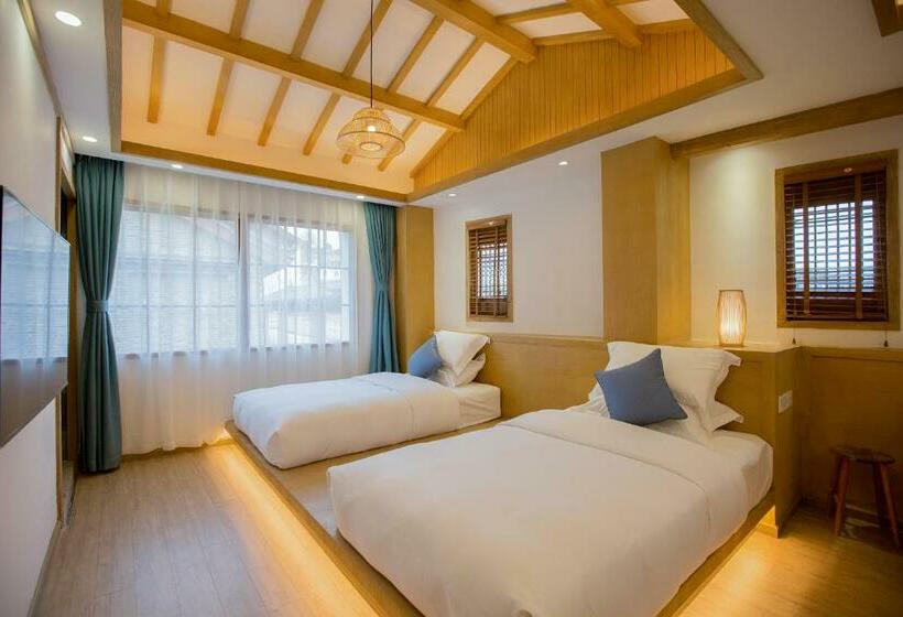 Семейный Номер, Jianshe Inn