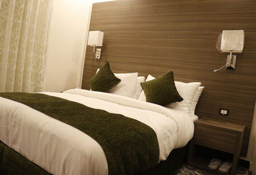 استودیوی لوکس, Almond Hotel Apartments