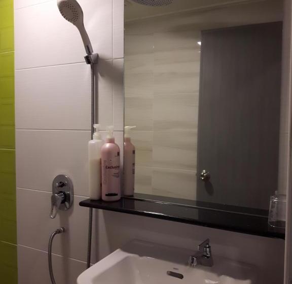 Camera Tripla Standard, De Benz Inn