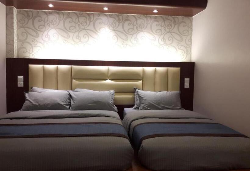 Camera Tripla Standard, De Benz Inn