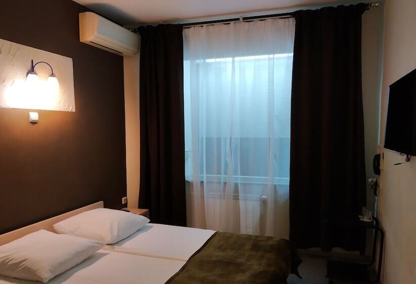 اتاق راحتی, Kirovskie Dachi Motel