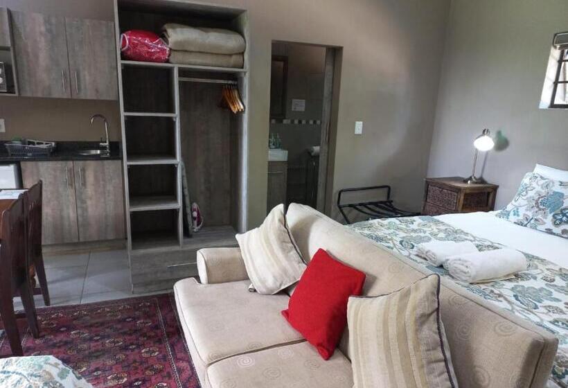 غرفة قياسية ثلاثية, A Little Guesthouse