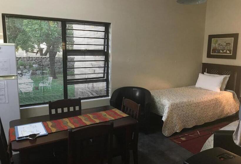 غرفة عائلية, A Little Guesthouse