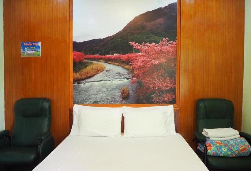 经济房, 555 Resort
