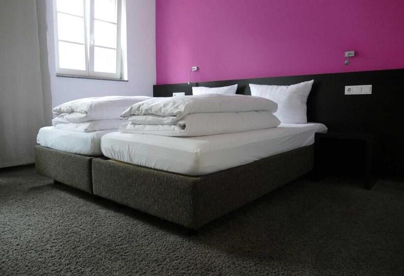 Quarto Dúplex, Maximilian
