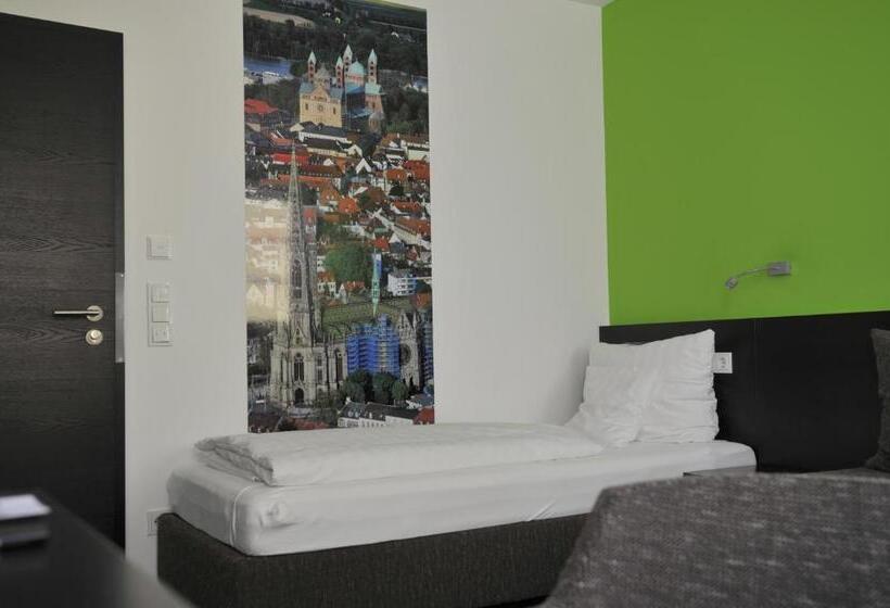 Quarto Estandar, Maximilian